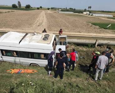 Tarsus'ta tarım işçilerini taşıyan minibüs şarampole yuvarlandı
