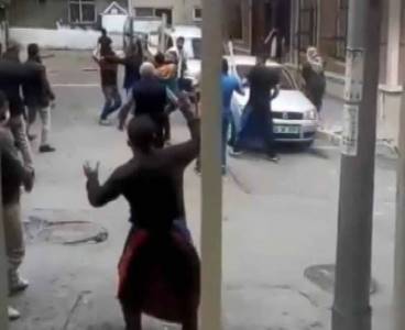 Pazar esnafı ile Suriyeli grup taşlı sopalı kavga etti