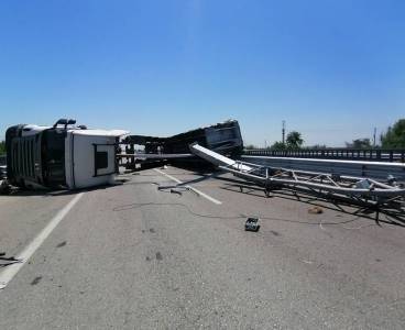 Kozanda Damperi Kalkan Tır PTS Sistemine Takıldı Yol Trafiğe Kapandı