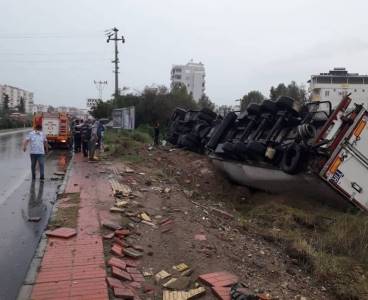 Erdemli'de tır elektrik direğine çarpıp devrildi