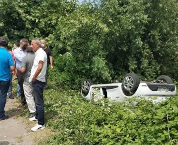 Ehliyet sınavında direksiyon hakimiyetini kaybeden genç kız şarampole uçtu