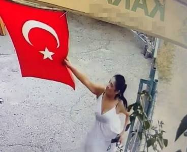 Adana'da iş yerine asılı Türk bayrağını koparan kadın, çöpe attı