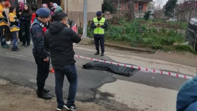 Trabzon’da aniden yola fırlayan çocuğa kamyonet çarpması sonucu öldü