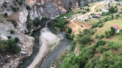 Türkiye’nin dört bir yanından Küp Şelalelerine serinlemek için geldiler