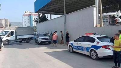 Kozan'da fren yerine gaza bastı: 3 araç kazaya karıştı