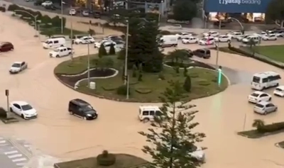 Dr. Sadık Ahmet Bulvarı’nda su borusu patladı