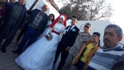 Kilis’te depremzede çift çadırda evlendi