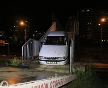 Yaya köprüsünden geçmeye çalışan otomobil sıkıştı