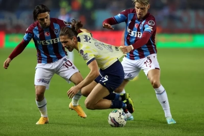 Fenerbahçe son yarım saatini 10 kişi oynadığı Trabzonspor'a 2-0 mağlup oldu